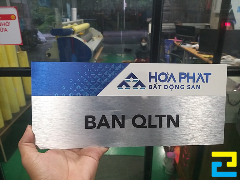 Mẫu 9: Bảng hiệu công ty bất động sản được in trên chất liệu alu, in một lớp màu
