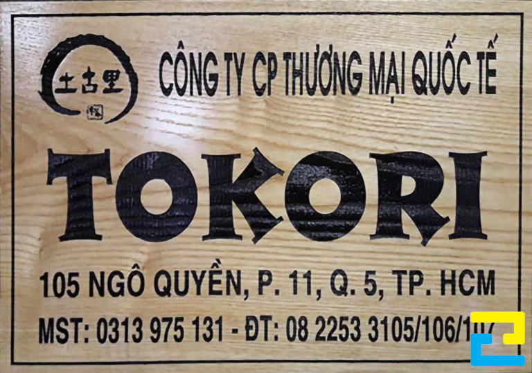 Mẫu 30: Bảng hiệu công ty bằng gỗ MDF được in một lớp mực UV, in bằng máy in UV phẳng hiện đại