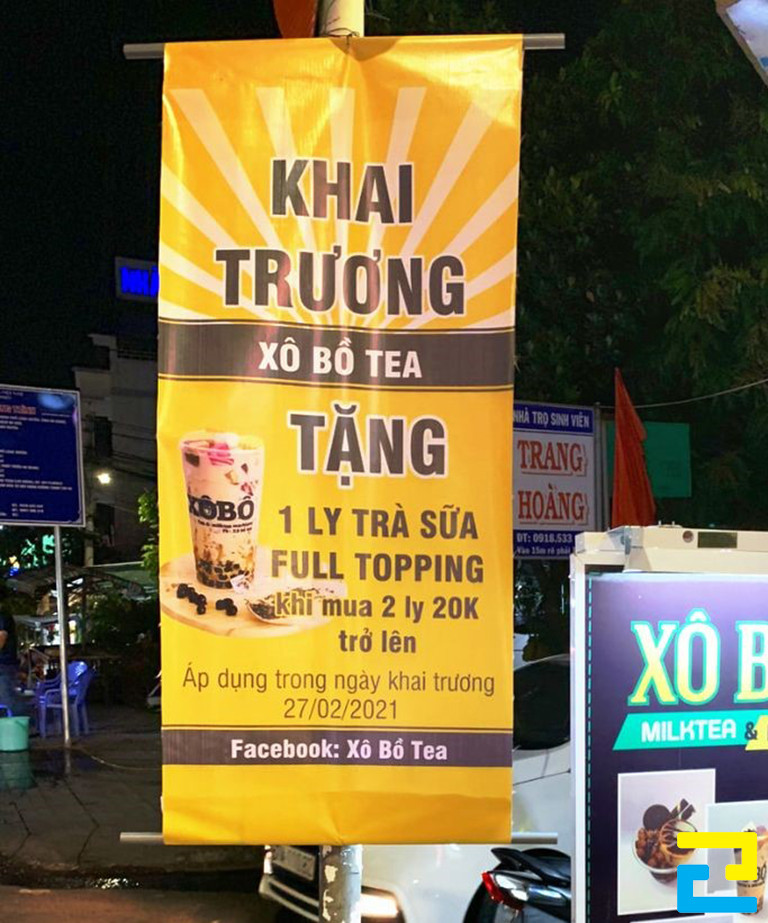 Mẫu 1: Mẫu băng rôn khai trương trà sữa khổ dọc được thiết kế với kiểu chữ đơn giản, tông màu vàng chủ đạo nổi bật