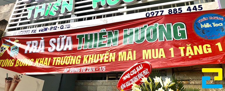 Mẫu 10: Băng rôn được thiết kế với kiểu chữ đơn giản được tô vàng - trắng - xanh, ấn phẩm có tông màu đỏ nổi bật