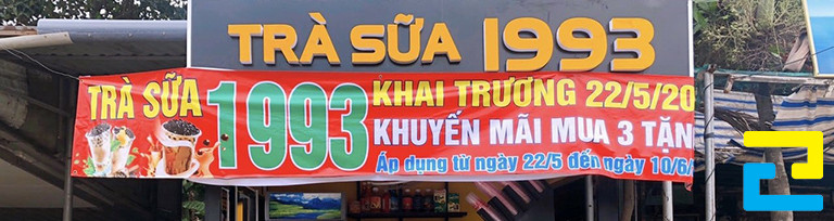 Khi bandroll khai trương quán trà sữa đã được sản xuất xong, nhân viên sẽ tiến hành gia công bandroll, và bàn giao ấn phẩm đến quý khách