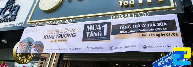 Mẫu 15: Bandroll tưng bừng khai trương quán trà sữa được thiết kế với tông màu trắng đẹp mắt, có kiểu chữ đơn giản, hình ảnh ly trà sữa minh họa