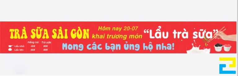 Mẫu 4: Mẫu bandroll khai trương quán trà sữa được thiết kế với tông màu đỏ chủ đạo, kiểu chữ đơn giản được tô màu vàng - trắng - xanh nổi bật