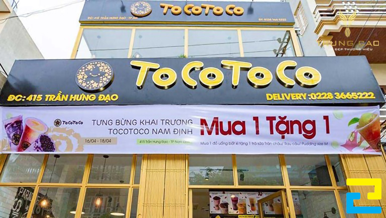 Mẫu 7: Bandroll tưng bừng khai trương quán trà sữa được thiết kế với tông màu trắng chủ đạo, có hình ảnh ly trà sữa đẹp mắt, kiểu chữ đơn giản