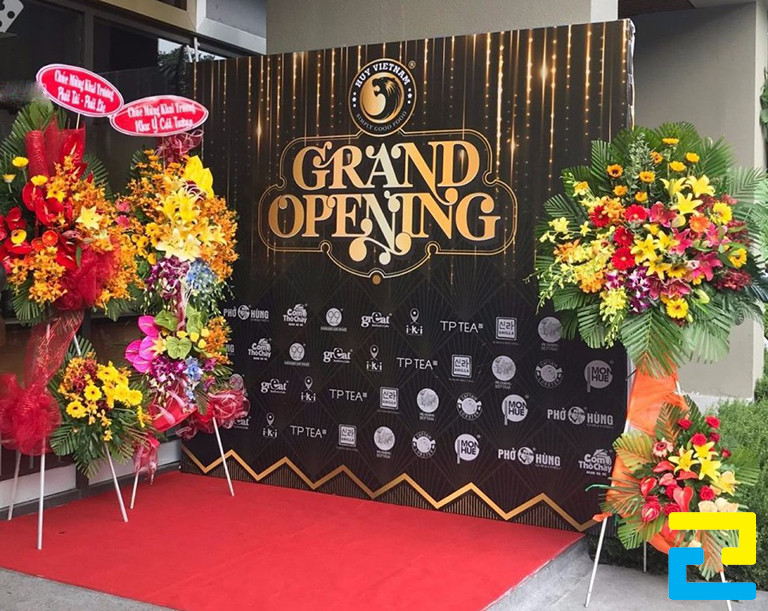 In backdrop (phông nền) khai trương là những nội dung về sự kiện khai trương sẽ được in trên chất liệu bạt hiflex, giấy PP,...