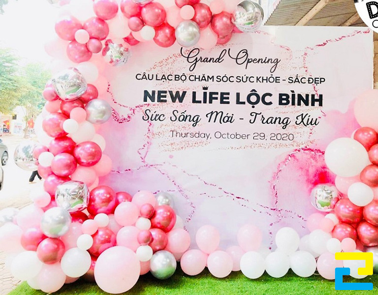 Sau khi backdrop lễ khai trương đã được sản xuất xong, nhân viên sẽ tiến hành kiểm tra, bàn giao sản phẩm in cho quý khách