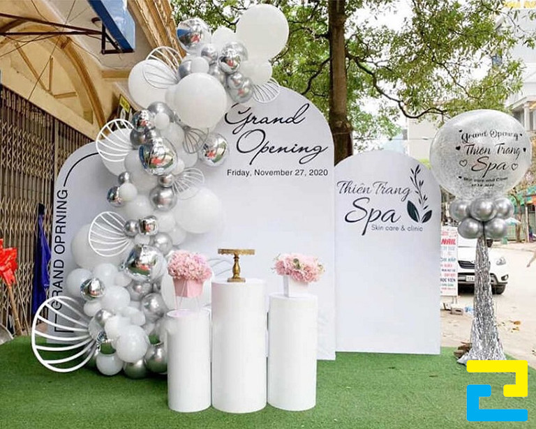Quý khách đến xưởng In Ấn Quảng Cáo 2H tại Thuận An, Bình Dương để nhận backdrop, hoặc có thể yêu cầu chúng tôi giao hàng tận nơi