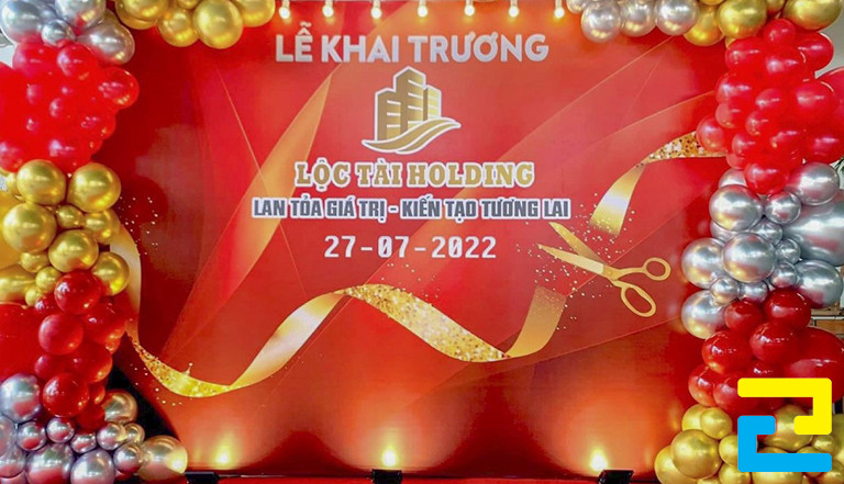 Backdrop khai trương sẽ giúp cho những người tham gia có thể nắm bắt được các thông tin của sự kiện khai trương