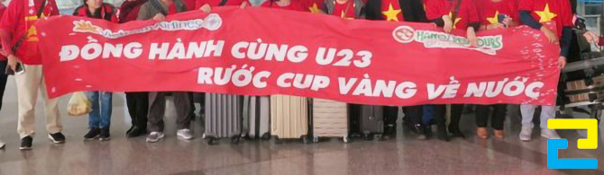 Mẫu 1: Sản phẩm in băng rôn cổ vũ bóng đá được thiết kế với tông màu đỏ chủ đạo, chữ màu trắng nổi bật