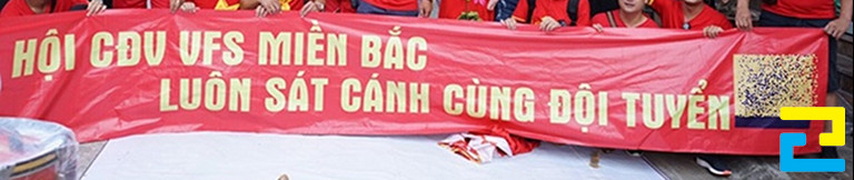 Mẫu 10: Sản phẩm in băng rôn cổ vũ bóng đá được thiết kế đơn giản với nền đỏ rực rỡ, kiểu chữ đơn giản được tô màu vàng