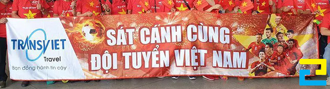 Mẫu 13: Sản phẩm in băng rôn cổ vũ bóng đá được thiết kế với tông màu trắng - đỏ, có hình ảnh đội tuyển, với kiểu chữ màu trắng nổi bật