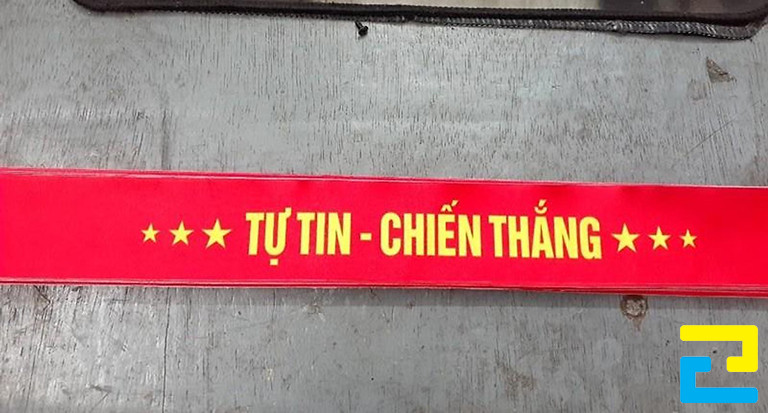 Mẫu 16: Băng rôn đeo đầu được thiết kế với thông điệp "Tự tin - chiến thắng", bandroll có tông màu đỏ - chữ màu vàng bắt mắt