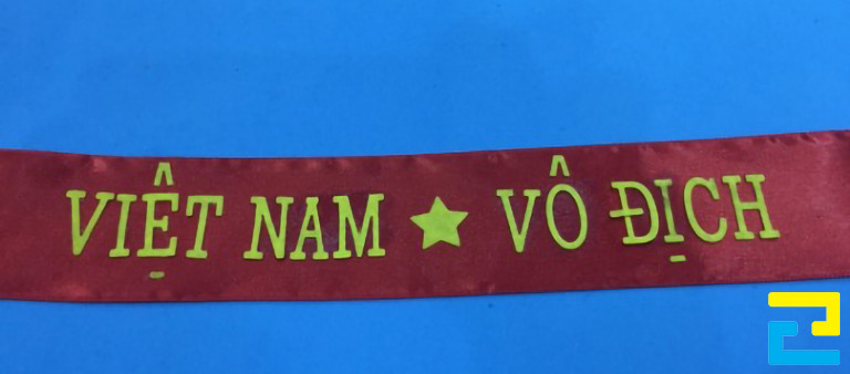Mẫu 17: Băng rôn được thiết kế với thông điệp "Việt Nam vô địch", bandroll có kiểu chữ đơn giản màu vàng, kết hợp với nền đỏ rực rỡ