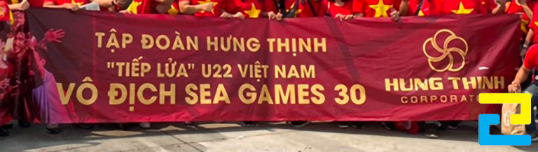 Mẫu 18: Sản phẩm in băng rôn cổ vũ bóng đá được thiết kế với logo của tập đoàn cổ vũ - hình ảnh đội tuyển, bandroll có nền đỏ nổi bật
