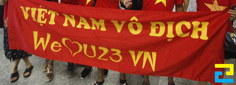 Mẫu 19: Băng rôn bóng đá được thiết kế với tông màu đỏ chủ đạo, kiểu chữ đơn giản được tô vàng tạo sự tương phản, thu hút ánh nhìn