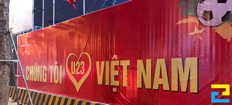 Mẫu 2: Băng rôn bóng đá được thiết kế đơn giản với màu chữ vàng nổi bật, bandroll có tông màu đỏ chủ đạo