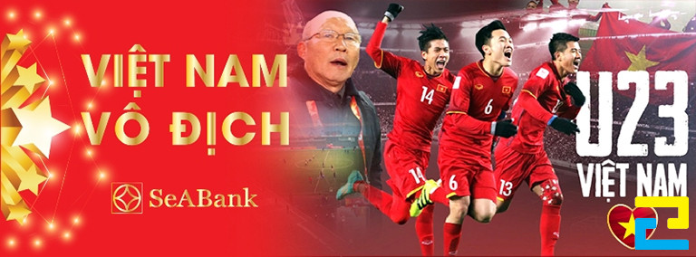 Mẫu 3: Băng rôn cổ vũ bóng đá hay được thiết kế với hình ảnh đội tuyển - huấn luyện viên, kết hợp với kiểu chữ đơn giản