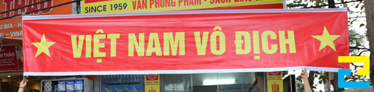 Mẫu 4: Băng rôn giao lưu bóng đá được thiết kế với nền màu đỏ nổi bật, kết hợp với kiểu chữ đơn giản được tô vàng