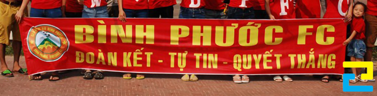 Mẫu 5: Mẫu băng rôn bóng đá được thiết kế với kiểu chữ đơn giản được tô màu vàng nổi bật, kết hợp với nền đỏ rực rỡ