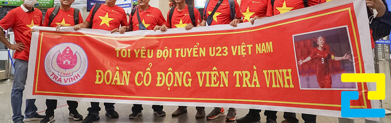 Mẫu 6: Sản phẩm in băng rôn cổ vũ bóng đá được thiết kế với hình ảnh cầu thủ, logo của đoàn cổ động, bandroll có nền đỏ nổi bật