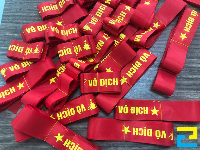 Chúng tôi có nhận in băng rôn đeo đầu cổ vũ đá banh với số lượng nhiều từ 10 sản phẩm trở lên