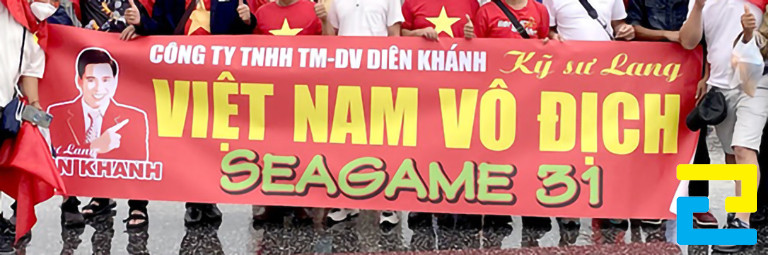 Mẫu 8: Bandroll được thiết kế với thông điệp "Việt Nam vô địch", có nền đỏ rực rỡ thu hút ánh nhìn
