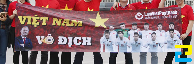 Mẫu 9: Mẫu băng rôn bóng đá được thiết kế với hình ảnh huấn luyện viên - đội tuyển - ngôi sao, có nền đỏ nổi bật
