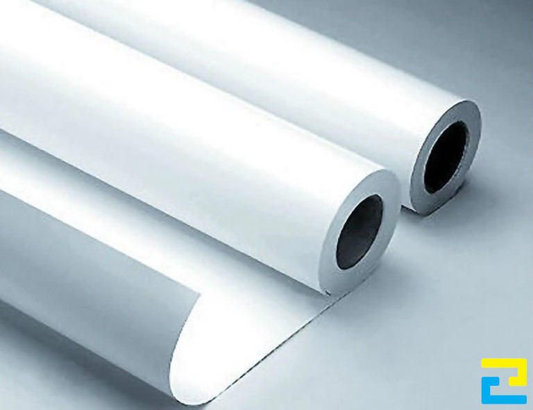 Xét về tính thẩm mỹ, băng rôn họp mặt lớp được in bằng giấy PP trong nhà sẽ nhỉnh hơn so với bạt hiflex có gân