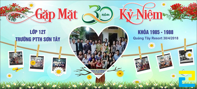 Mẫu 2: Mẫu băng rôn kỷ niệm họp lớp được thiết kế với hình ảnh kỷ yếu lớp, có tông màu xanh dương, kiểu chữ đơn giản - nghệ thuật