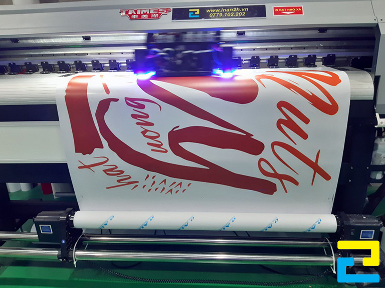 Xưởng in của Công Ty In Ấn Quảng Cáo 2H được trang bị máy in UV khổ lớn