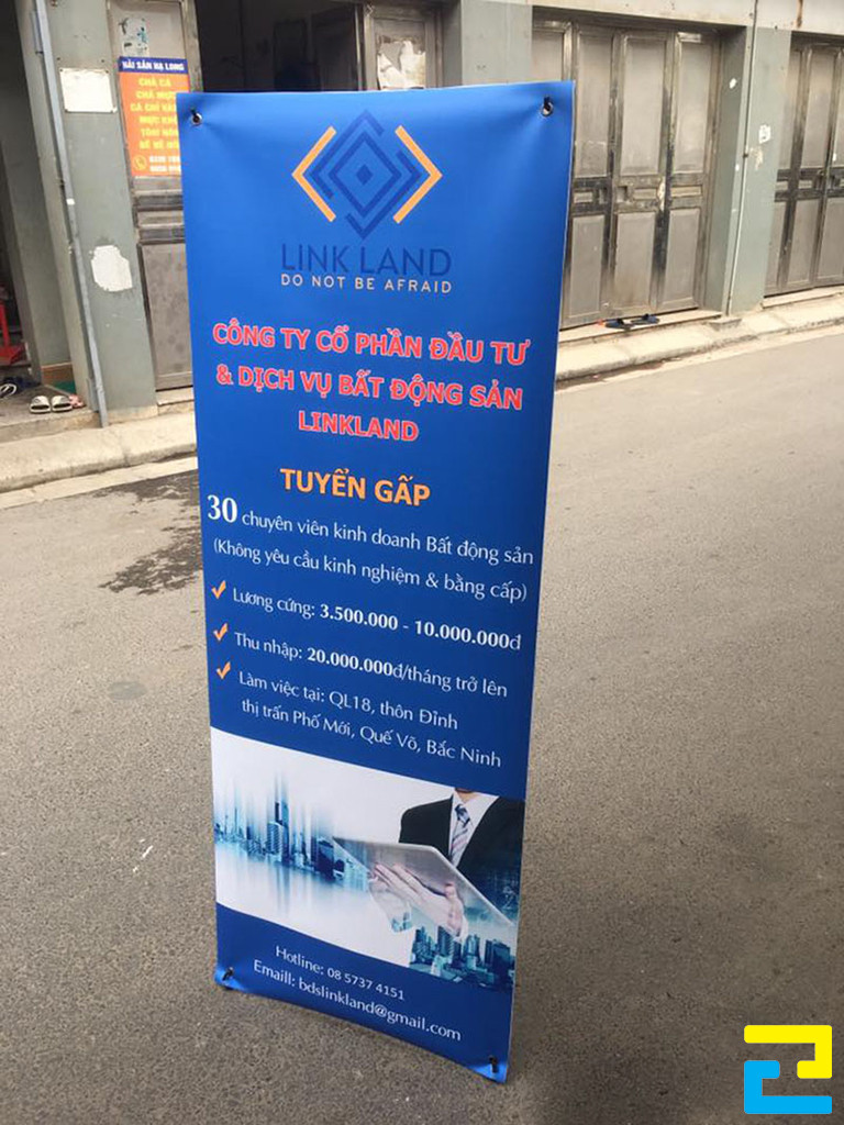 Vì mẫu standee được đặt ở ngoài trời, chính vì vậy quý khách nên lựa chọn mực dầu hoặc mực UV để sản xuất ấn phẩm