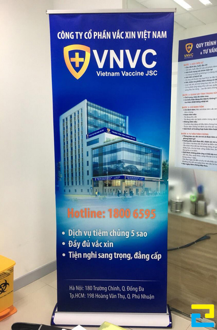 Sau khi in standee, nếu sản phẩm không có lỗi gì, nhân viên sẽ bàn giao ấn phẩm đến tay quý khách
