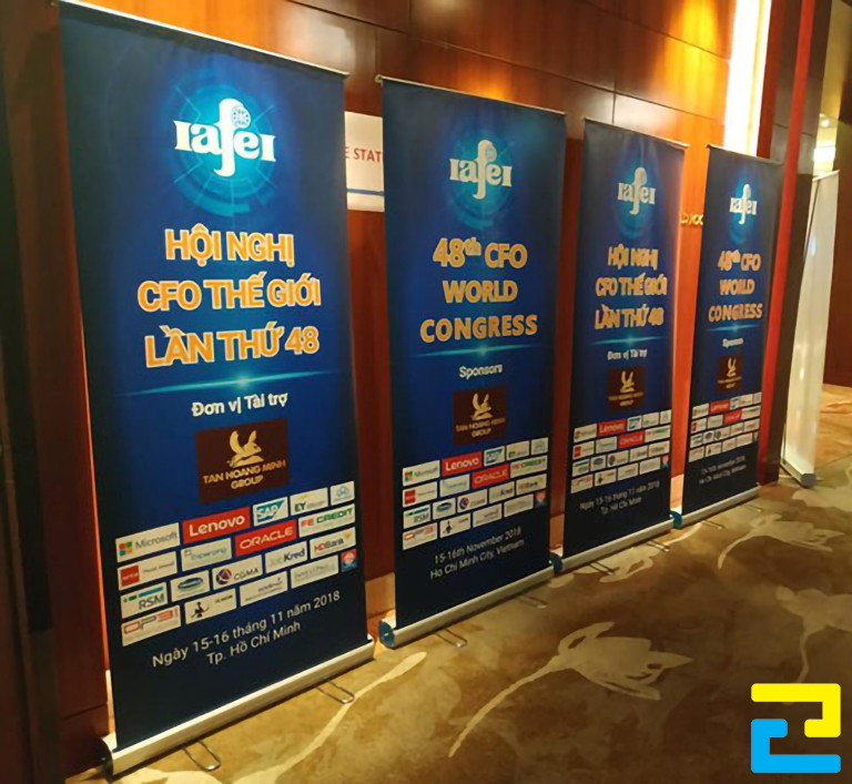 Quý khách nên ưu tiên lựa chọn những kiểu chữ dễ đọc trên ấn phẩm standee cho sự kiện, để người xem dễ quan sát từ xa