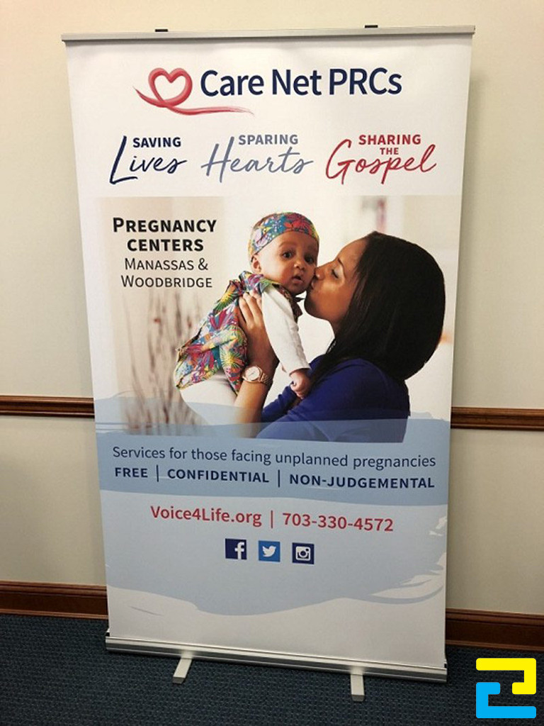 Những thông tin trên standee sự kiện cần được tóm gọn, để người quan sát nhanh chóng nắm được thông tin.