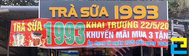 Để có thể treo banner trà sữa, quý khách chỉ cần xỏ dây ở bốn góc banner, sau đó căng banner ra và cột dây ở những vị trí cố định