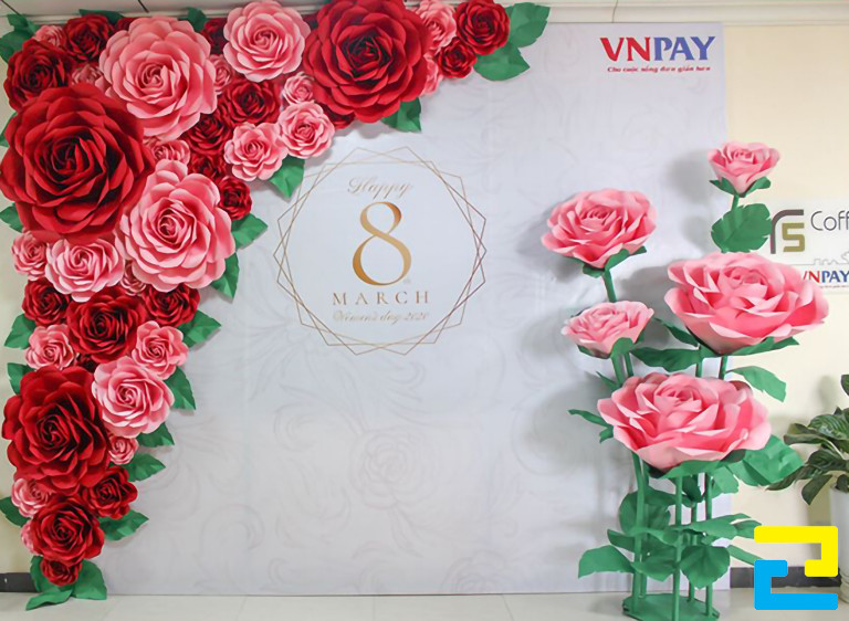 Mẫu 14: Backdrop 8/3 đẹp mang phong cách đơn giản, được thiết kế với hình ảnh viền hoa hồng đẹp mắt, có tông màu trắng chủ đạo
