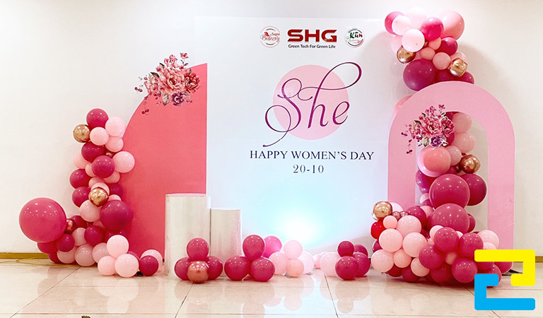 Mẫu 18: Phông nền 8-3 được trang trí bóng bay và hoa, có tông màu trắng - hồng, kết hợp với kiểu chữ nghệ thuật - đơn giản