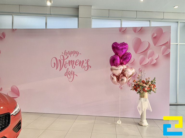 Mẫu 5: Backdrop 8/3 đẹp được thiết kế với tông màu hồng nhạt, thông điệp chúc mừng ngày 8/3 được thiết kế với kiểu chữ nghệ thuật