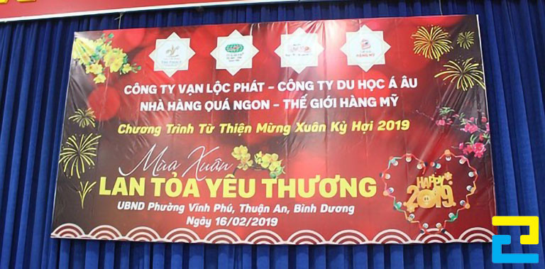 Mẫu 13: Băng rôn được thiết kế đầy đủ những thông tin như: Tên đơn vị tổ chức hoạt động từ thiện, thời gian, địa điểm tổ chức hoạt động từ thiện,...