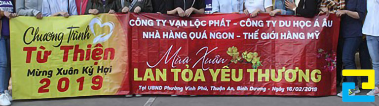 Mẫu 14: Băng rôn được thiết kế với tông màu vàng - đỏ, bandroll có kiểu chữ đơn giản - nghệ thuật, được thiết kế đầy đủ thông tin về hoạt động từ thiện