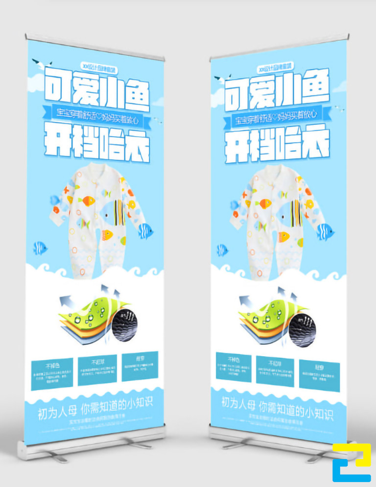 Mẫu 20: Standee có tông màu trắng - xanh dương nhạt, hình ảnh quần áo thời trang được thiết kế đẹp mắt, standee có kiểu chữ đơn giản