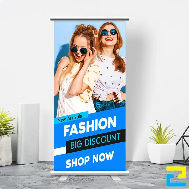 Mẫu 9: Standee có kiểu chữ đơn giản, hình ảnh người mẫu quảng cáo thời trang được thiết kế với kích thước lớn, có tông màu xanh đẹp mắt