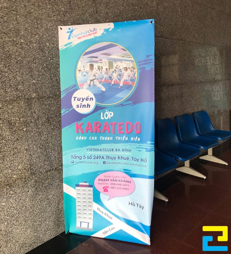 Hiện nay, các đơn vị in ấn sẽ sử dụng máy in kỹ thuật số hiện đại, máy in UV cuộn, máy in Offset,... để sản xuất standee tuyển sinh