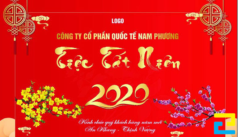 Mẫu 12: Băng rôn có hình ảnh hoa mai, hoa đào,... đẹp mắt, có kiểu chữ đơn giản - nghệ thuật, bandroll có tông màu đỏ chủ đạo nổi bật