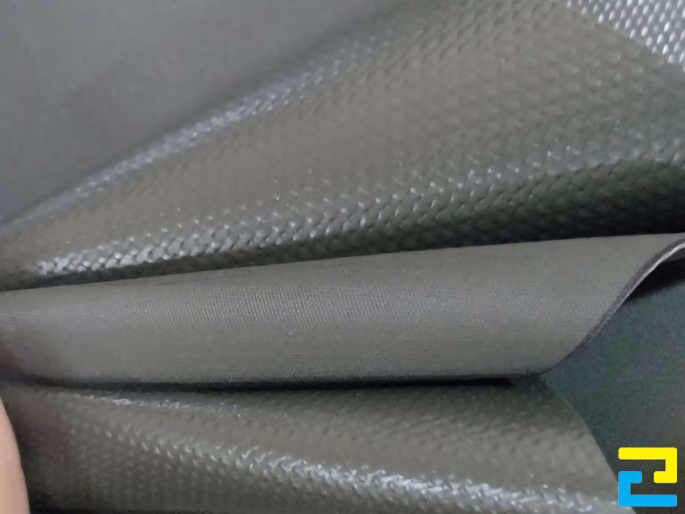 Nếu quý khách có mong muốn sản xuất bandroll tất niên công ty có thời gian sử dụng ngắn, giá in rẻ, thì có thể lựa chọn chất liệu bạt hiflex có gân