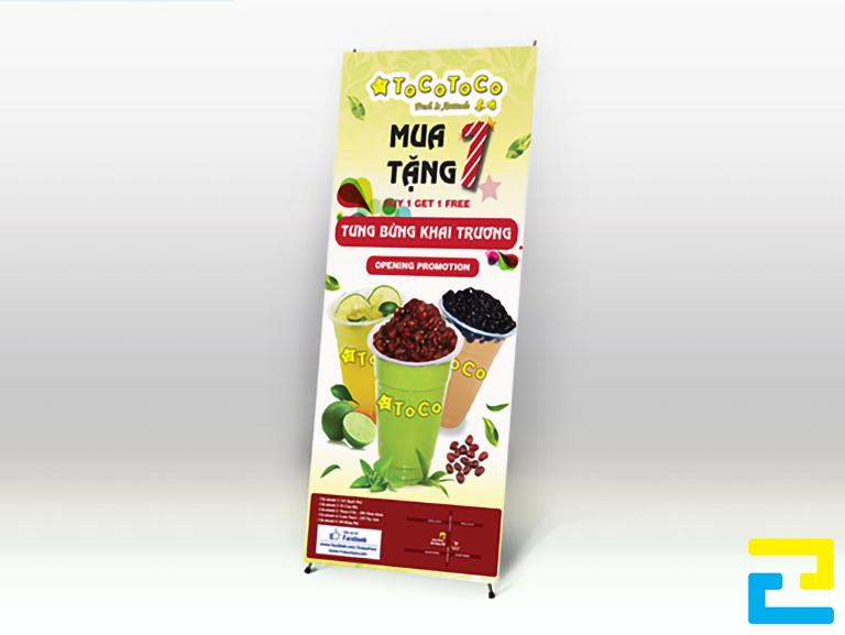 Mẫu 3: Standee được thiết kế với tông màu nâu - trắng - xanh lá cây nhạt, có kiểu chữ đơn giản, hình ảnh ly trà sữa được thiết kế đẹp bắt mắt