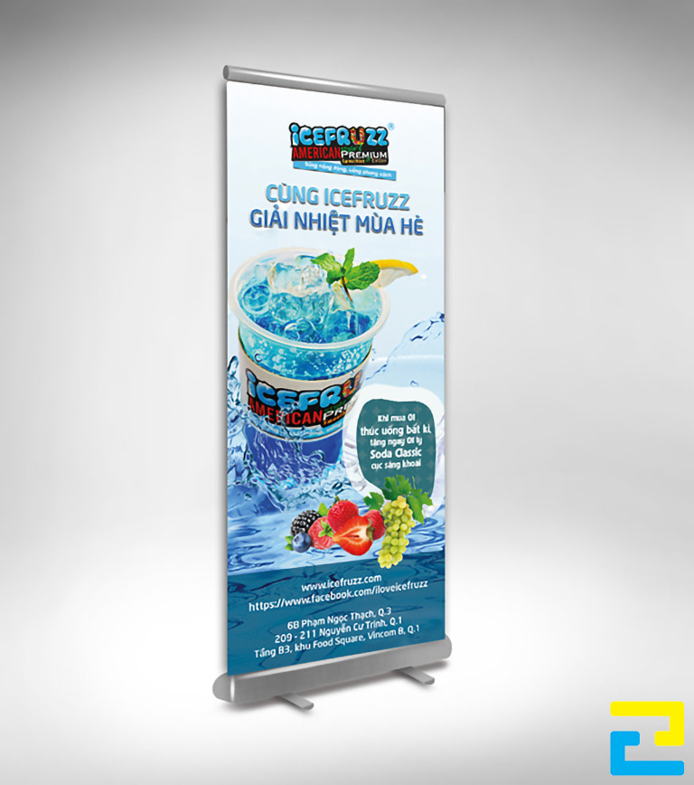 Mẫu 4: Standee được thiết kế với hình ảnh ly nước đẹp mắt, có tông màu xanh dương - trắng, kiểu chữ đơn giản