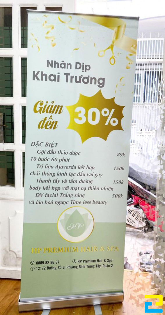 Mẫu 17: Standee có kiểu chữ đơn giản - nghệ thuật, thông tin về dịch vụ được mô tả đầy đủ, standee có tông màu trắng - xanh lá cây nhạt