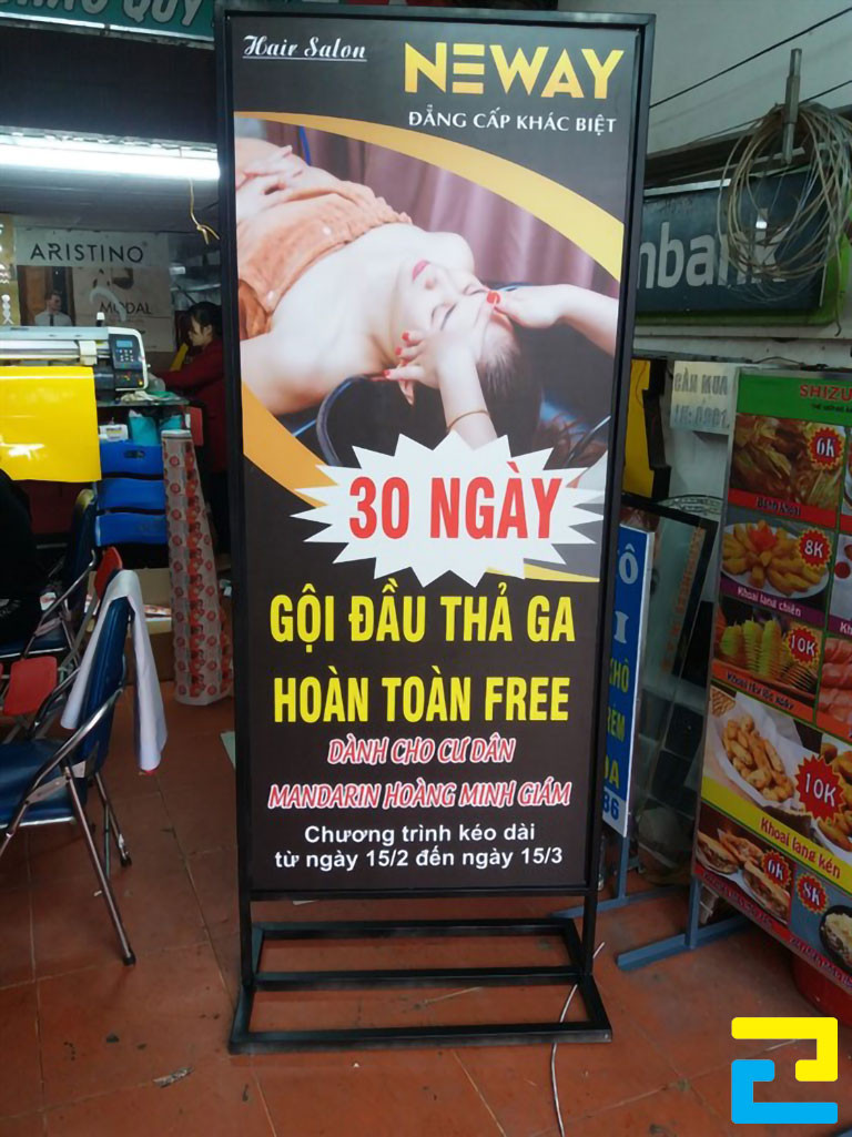 Mẫu 18: Standee có tông màu đen sang trọng chủ đạo, hình ảnh minh họa cho dịch vụ gội đầu được thiết kế đẹp mắt, standee có kiểu chữ đơn giản