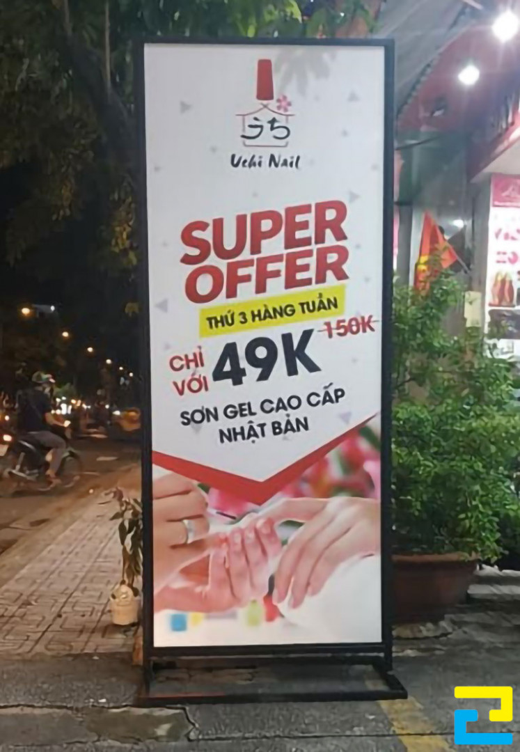 Mẫu 22: Standee có tông màu trắng - đỏ, có kiểu chữ đơn giản, hình ảnh minh họa đẹp mắt, mức giá dịch vụ được thiết kế với kích thước lớn nổi bật